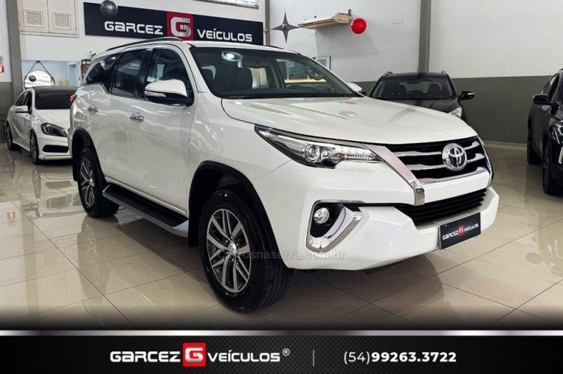 TOYOTA HILUX SW4 2.8 SRX 4X4 7 LUGARES 16V TURBO INTERCOOLER 2016/2017 GARCEZ VEÍCULOS BENTO GONÇALVES / Carros no Vale