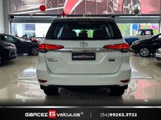 TOYOTA HILUX SW4 2.8 SRX 4X4 7 LUGARES 16V TURBO INTERCOOLER 2016/2017 GARCEZ VEÍCULOS BENTO GONÇALVES / Carros no Vale
