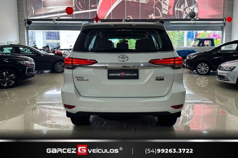 TOYOTA HILUX SW4 2.8 SRX 4X4 7 LUGARES 16V TURBO INTERCOOLER 2016/2017 GARCEZ VEÍCULOS BENTO GONÇALVES / Carros no Vale