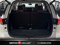 TOYOTA HILUX SW4 2.8 SRX 4X4 7 LUGARES 16V TURBO INTERCOOLER 2016/2017 GARCEZ VEÍCULOS BENTO GONÇALVES / Carros no Vale