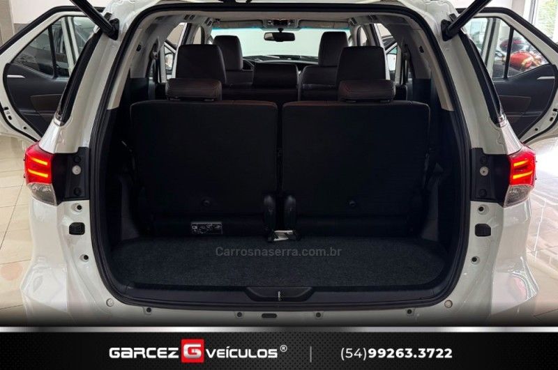 TOYOTA HILUX SW4 2.8 SRX 4X4 7 LUGARES 16V TURBO INTERCOOLER 2016/2017 GARCEZ VEÍCULOS BENTO GONÇALVES / Carros no Vale