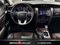 TOYOTA HILUX SW4 2.8 SRX 4X4 7 LUGARES 16V TURBO INTERCOOLER 2016/2017 GARCEZ VEÍCULOS BENTO GONÇALVES / Carros no Vale