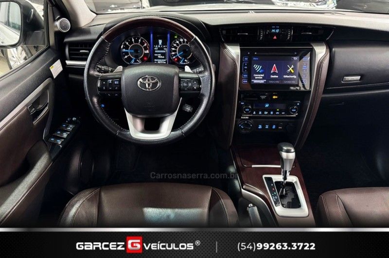 TOYOTA HILUX SW4 2.8 SRX 4X4 7 LUGARES 16V TURBO INTERCOOLER 2016/2017 GARCEZ VEÍCULOS BENTO GONÇALVES / Carros no Vale