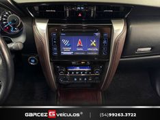 TOYOTA HILUX SW4 2.8 SRX 4X4 7 LUGARES 16V TURBO INTERCOOLER 2016/2017 GARCEZ VEÍCULOS BENTO GONÇALVES / Carros no Vale
