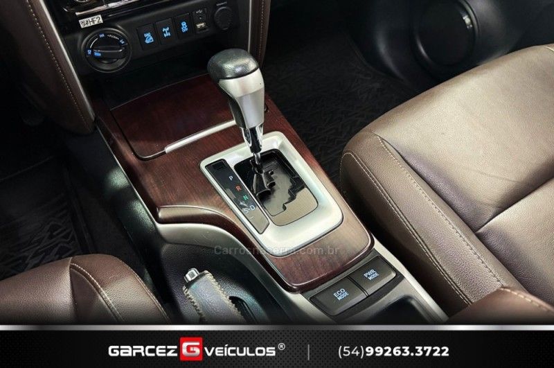 TOYOTA HILUX SW4 2.8 SRX 4X4 7 LUGARES 16V TURBO INTERCOOLER 2016/2017 GARCEZ VEÍCULOS BENTO GONÇALVES / Carros no Vale