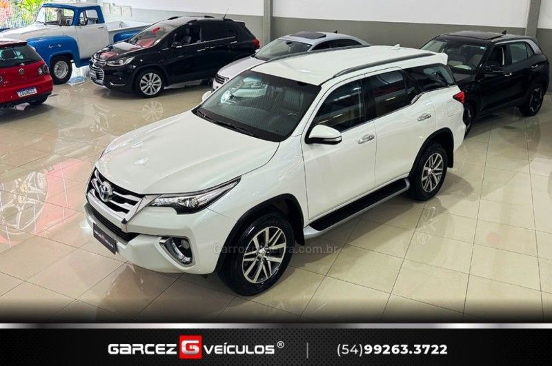 TOYOTA HILUX SW4 2.8 SRX 4X4 7 LUGARES 16V TURBO INTERCOOLER 2016/2017 GARCEZ VEÍCULOS BENTO GONÇALVES / Carros no Vale