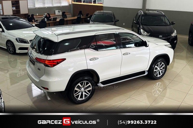 TOYOTA HILUX SW4 2.8 SRX 4X4 7 LUGARES 16V TURBO INTERCOOLER 2016/2017 GARCEZ VEÍCULOS BENTO GONÇALVES / Carros no Vale