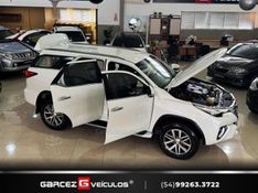 TOYOTA HILUX SW4 2.8 SRX 4X4 7 LUGARES 16V TURBO INTERCOOLER 2016/2017 GARCEZ VEÍCULOS BENTO GONÇALVES / Carros no Vale