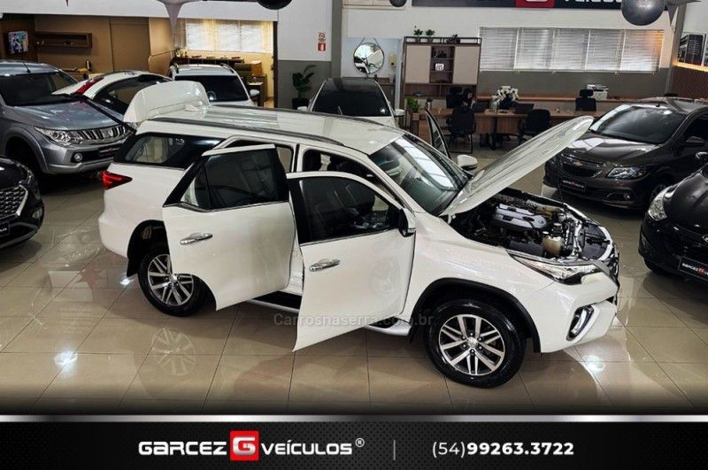 TOYOTA HILUX SW4 2.8 SRX 4X4 7 LUGARES 16V TURBO INTERCOOLER 2016/2017 GARCEZ VEÍCULOS BENTO GONÇALVES / Carros no Vale