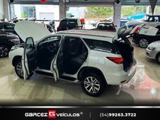 TOYOTA HILUX SW4 2.8 SRX 4X4 7 LUGARES 16V TURBO INTERCOOLER 2016/2017 GARCEZ VEÍCULOS BENTO GONÇALVES / Carros no Vale