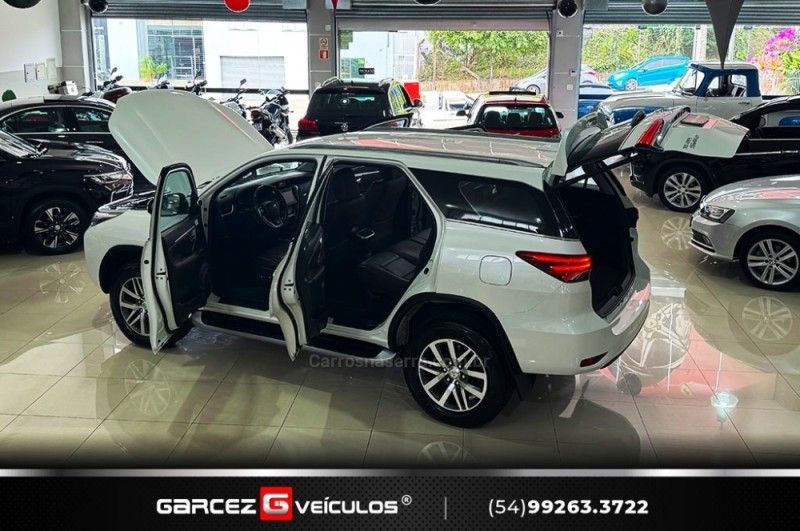 TOYOTA HILUX SW4 2.8 SRX 4X4 7 LUGARES 16V TURBO INTERCOOLER 2016/2017 GARCEZ VEÍCULOS BENTO GONÇALVES / Carros no Vale