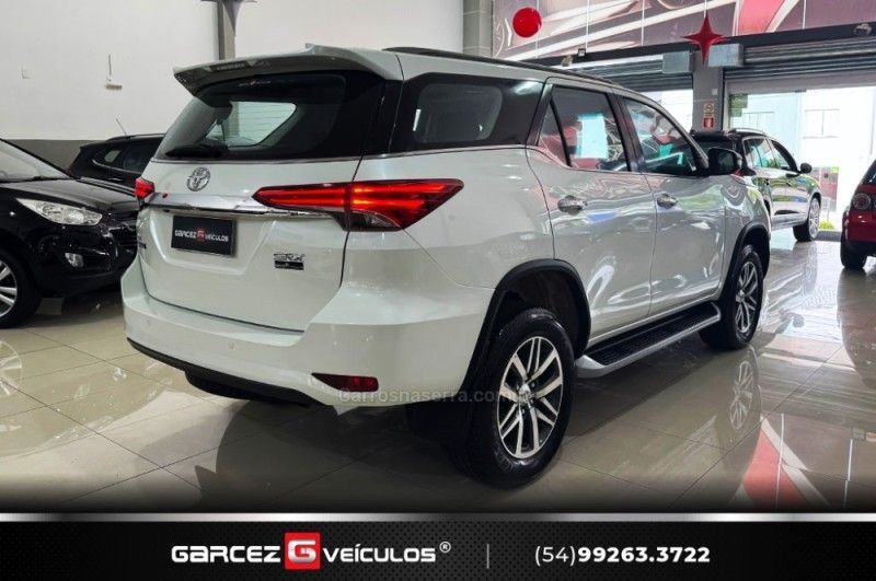 TOYOTA HILUX SW4 2.8 SRX 4X4 7 LUGARES 16V TURBO INTERCOOLER 2016/2017 GARCEZ VEÍCULOS BENTO GONÇALVES / Carros no Vale