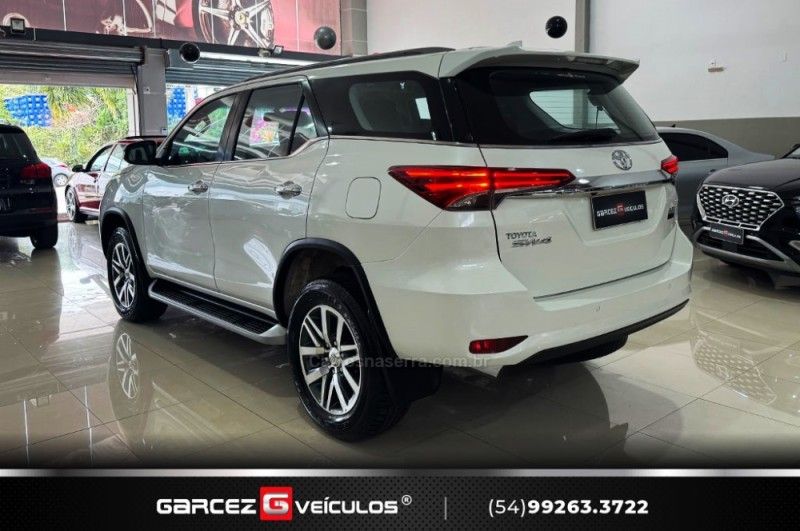 TOYOTA HILUX SW4 2.8 SRX 4X4 7 LUGARES 16V TURBO INTERCOOLER 2016/2017 GARCEZ VEÍCULOS BENTO GONÇALVES / Carros no Vale