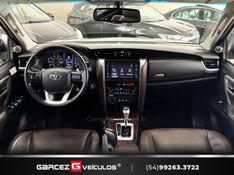 TOYOTA HILUX SW4 2.8 SRX 4X4 7 LUGARES 16V TURBO INTERCOOLER 2016/2017 GARCEZ VEÍCULOS BENTO GONÇALVES / Carros no Vale
