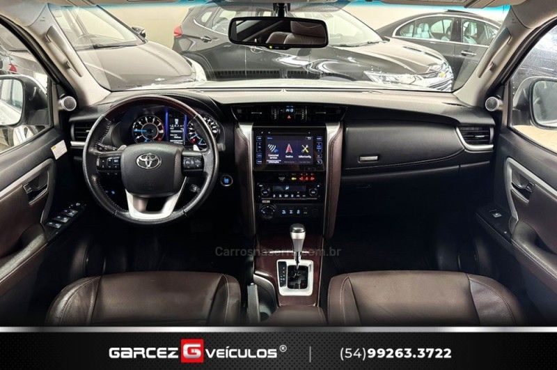 TOYOTA HILUX SW4 2.8 SRX 4X4 7 LUGARES 16V TURBO INTERCOOLER 2016/2017 GARCEZ VEÍCULOS BENTO GONÇALVES / Carros no Vale