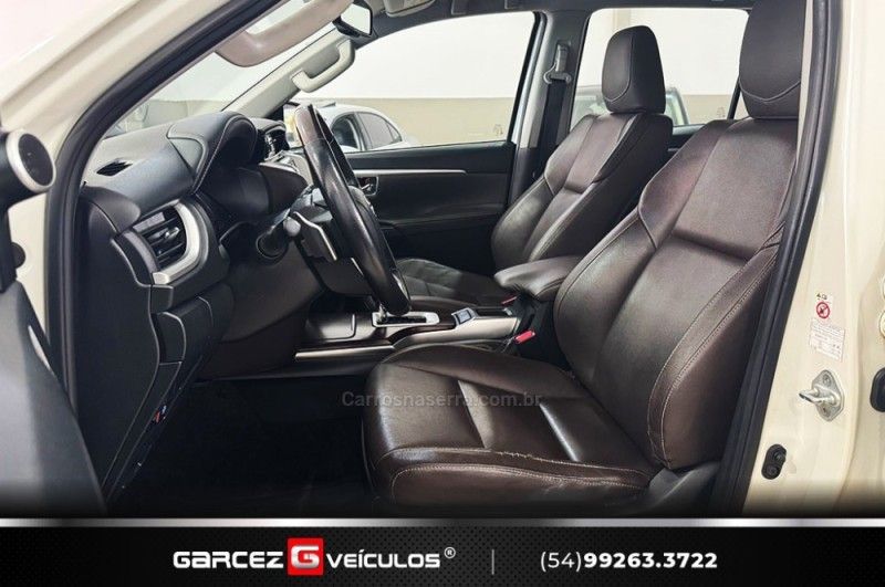 TOYOTA HILUX SW4 2.8 SRX 4X4 7 LUGARES 16V TURBO INTERCOOLER 2016/2017 GARCEZ VEÍCULOS BENTO GONÇALVES / Carros no Vale