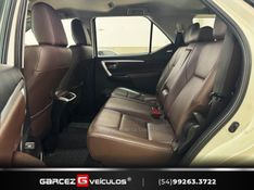 TOYOTA HILUX SW4 2.8 SRX 4X4 7 LUGARES 16V TURBO INTERCOOLER 2016/2017 GARCEZ VEÍCULOS BENTO GONÇALVES / Carros no Vale