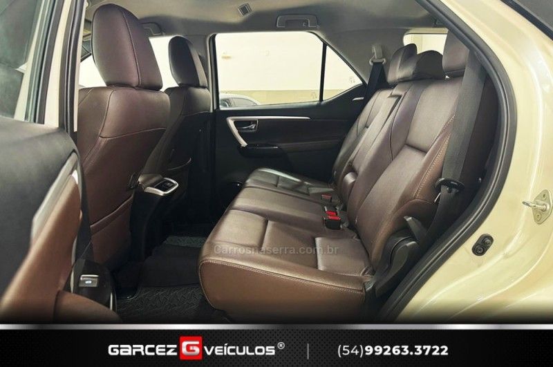 TOYOTA HILUX SW4 2.8 SRX 4X4 7 LUGARES 16V TURBO INTERCOOLER 2016/2017 GARCEZ VEÍCULOS BENTO GONÇALVES / Carros no Vale