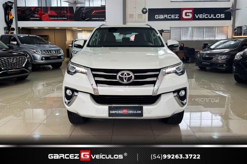 TOYOTA HILUX SW4 2.8 SRX 4X4 7 LUGARES 16V TURBO INTERCOOLER 2016/2017 GARCEZ VEÍCULOS BENTO GONÇALVES / Carros no Vale