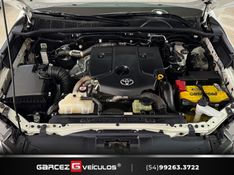 TOYOTA HILUX SW4 2.8 SRX 4X4 7 LUGARES 16V TURBO INTERCOOLER 2016/2017 GARCEZ VEÍCULOS BENTO GONÇALVES / Carros no Vale