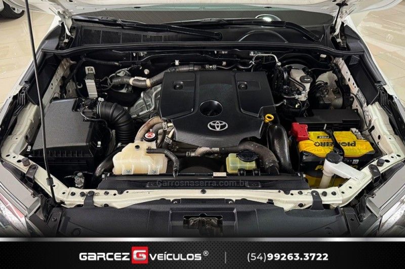 TOYOTA HILUX SW4 2.8 SRX 4X4 7 LUGARES 16V TURBO INTERCOOLER 2016/2017 GARCEZ VEÍCULOS BENTO GONÇALVES / Carros no Vale
