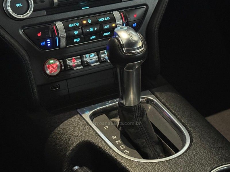 FORD MUSTANG 5.0 GT PREMIUM COUPÉ V8 32V 2017/2018 GRIFFCAR MULTIMARCAS DOIS IRMÃOS / Carros no Vale