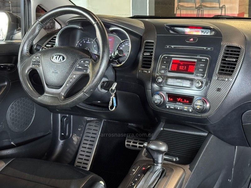 KIA CERATO 1.6 SX3 16V 2013/2014 GRIFFCAR MULTIMARCAS DOIS IRMÃOS / Carros no Vale