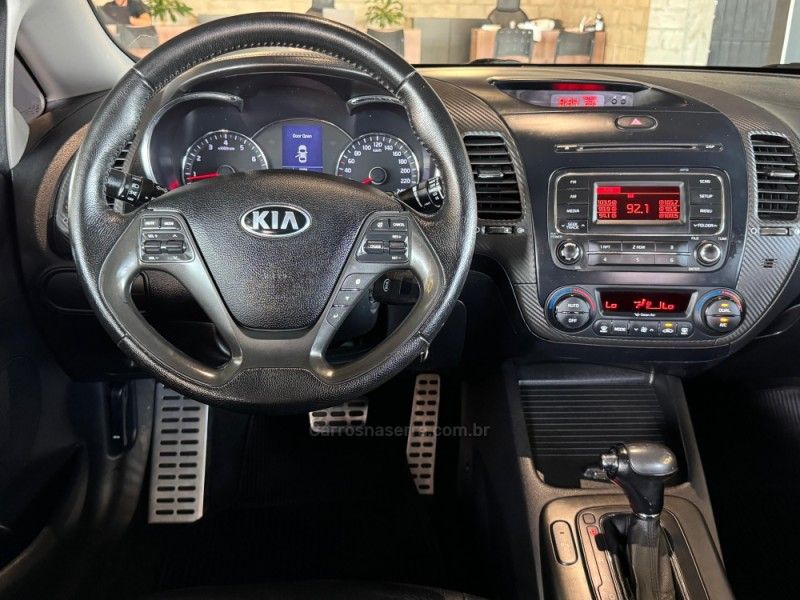 KIA CERATO 1.6 SX3 16V 2013/2014 GRIFFCAR MULTIMARCAS DOIS IRMÃOS / Carros no Vale