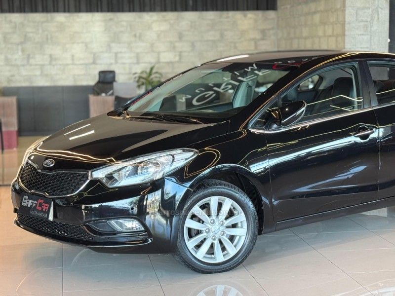 KIA CERATO 1.6 SX3 16V 2013/2014 GRIFFCAR MULTIMARCAS DOIS IRMÃOS / Carros no Vale