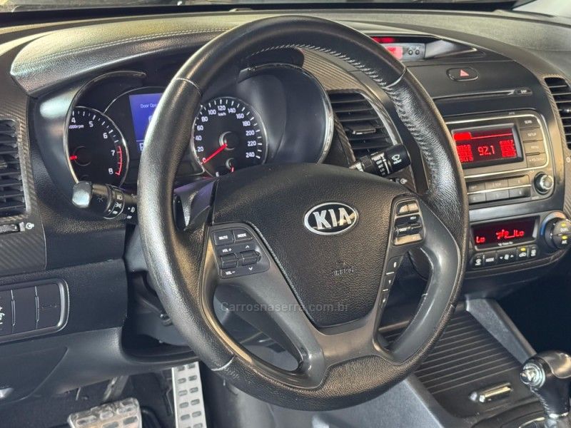 KIA CERATO 1.6 SX3 16V 2013/2014 GRIFFCAR MULTIMARCAS DOIS IRMÃOS / Carros no Vale