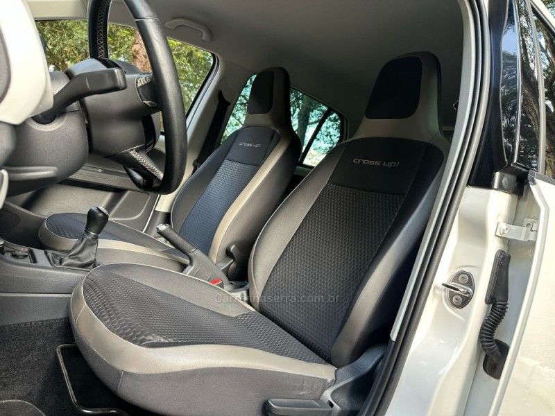 VOLKSWAGEN UP 1.0TSI CROSS 12V 2017/2017 KASPER VEÍCULOS DOIS IRMÃOS / Carros no Vale