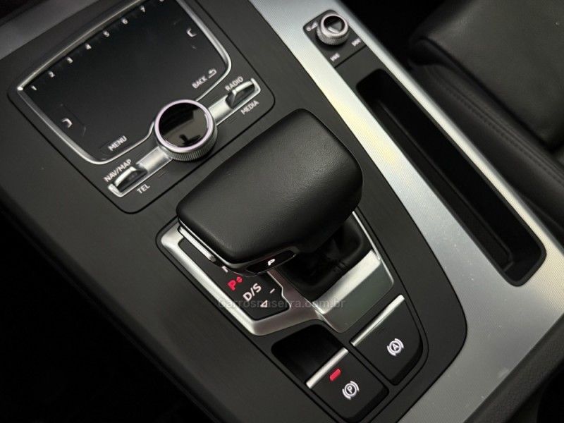AUDI Q5 2.0 TFSI S-LINE S TRONIC 16V 2020/2020 FOCAR VEÍCULOS CAXIAS DO SUL / Carros no Vale