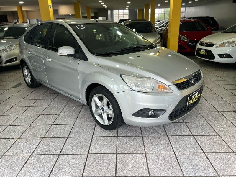 FORD FOCUS 2.0 SE 16V 2013/2013 PRIME MULTIMARCAS CAXIAS DO SUL / Carros no Vale