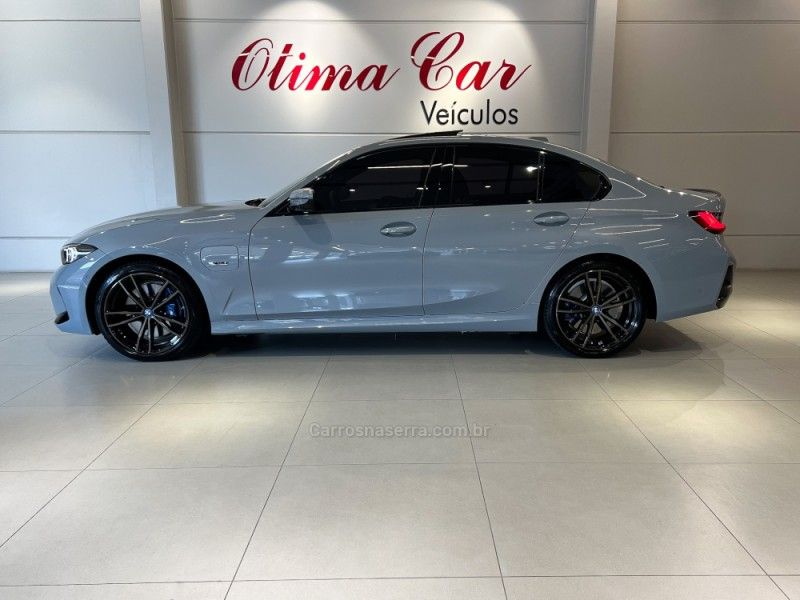 BMW 330E 2.0 M SPORT 16V TURBO HÍBRIDO 2022/2023 ÓTIMA CAR FLORES DA CUNHA / Carros no Vale