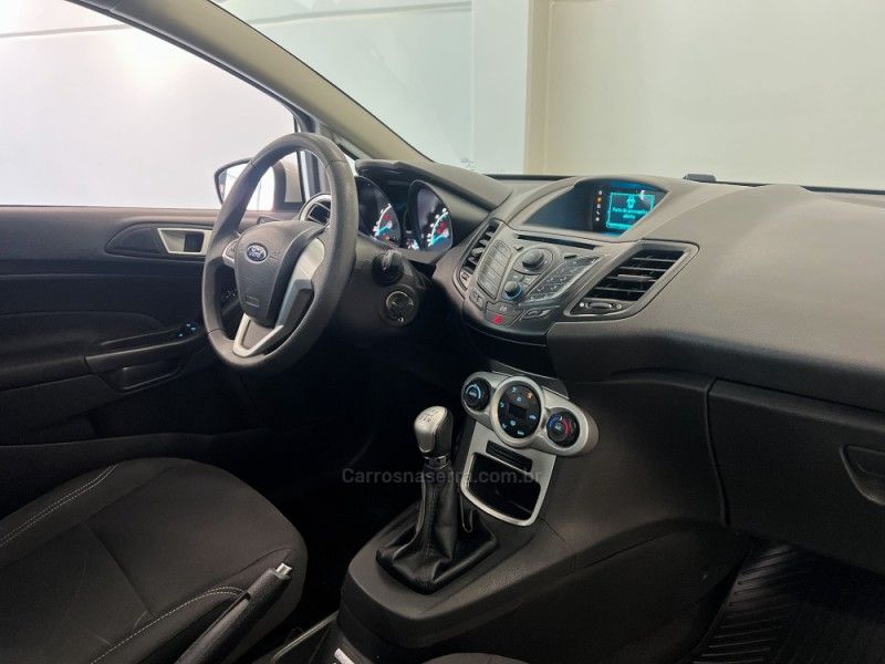 FORD FIESTA 1.6 SEL HATCH 16V 2017/2017 ÓTIMA CAR FLORES DA CUNHA / Carros no Vale