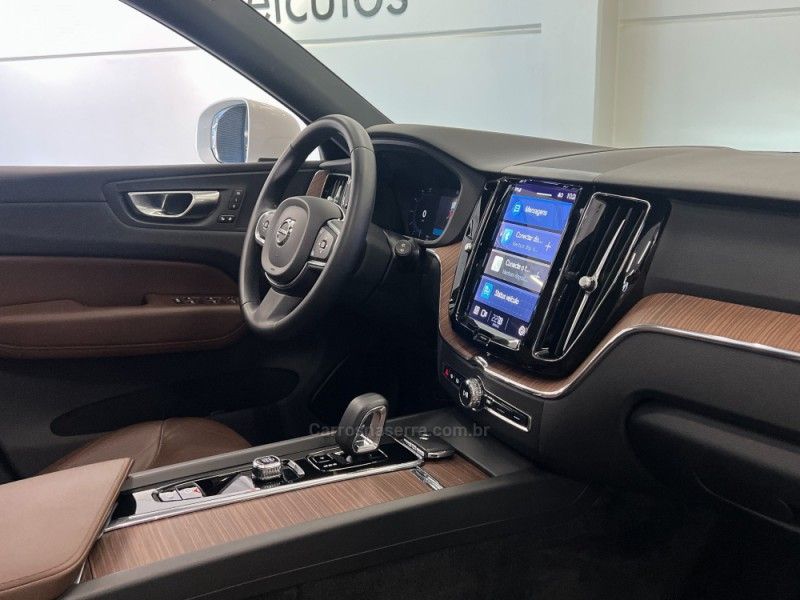 VOLVO XC60 2.0 T8 RECHARGE PLUS AWD HIBRIDO 2022/2023 ÓTIMA CAR FLORES DA CUNHA / Carros no Vale