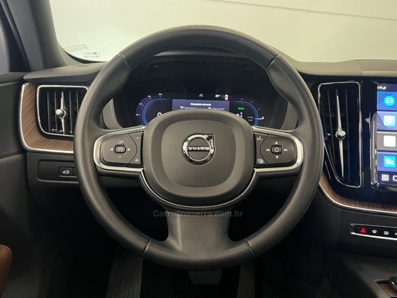 VOLVO XC60 2.0 T8 RECHARGE PLUS AWD HIBRIDO 2022/2023 ÓTIMA CAR FLORES DA CUNHA / Carros no Vale