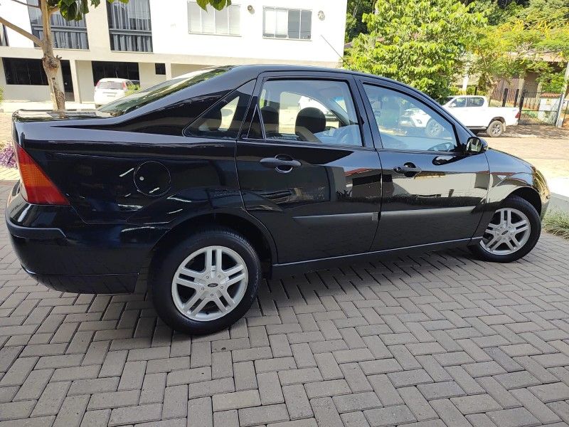 FORD FOCUS 1.6 GLX SEDAN 8V 2007/2007 AWD MULTIMARCAS LAJEADO / Carros no Vale