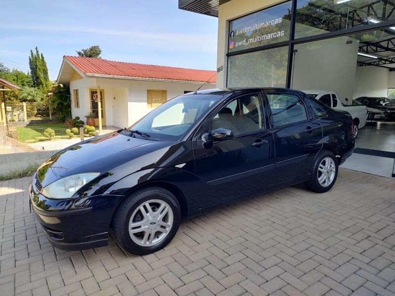 FORD FOCUS 1.6 GLX SEDAN 8V 2007/2007 AWD MULTIMARCAS LAJEADO / Carros no Vale