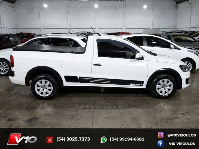 VOLKSWAGEN SAVEIRO 1.6 MI TRENDLINE CS 8V 2014/2015 V10 VEÍCULOS CAXIAS DO SUL / Carros no Vale