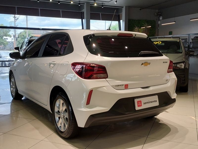 Chevrolet ONIX 1.0 TURBO FLEX AUTOMÁTICO 2021/2022 BETIOLO NOVOS E SEMINOVOS LAJEADO / Carros no Vale
