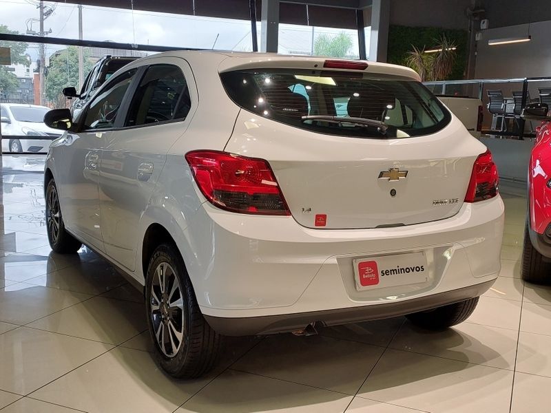 Chevrolet ONIX 1.4 MPFI LTZ 8V FLEX 4P MANUAL 2015/2015 BETIOLO NOVOS E SEMINOVOS LAJEADO / Carros no Vale
