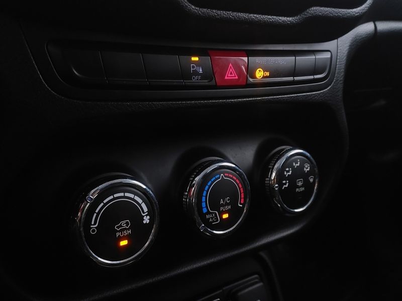 JEEP RENEGADE 1.8 16V FLEX SPORT 4P MANUAL 2015/2016 BETIOLO NOVOS E SEMINOVOS LAJEADO / Carros no Vale