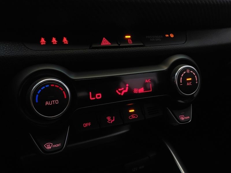 KIA STONIC 1.0 TGDI MHEV SX AUTOMÁTICO 2023/2024 BETIOLO NOVOS E SEMINOVOS LAJEADO / Carros no Vale