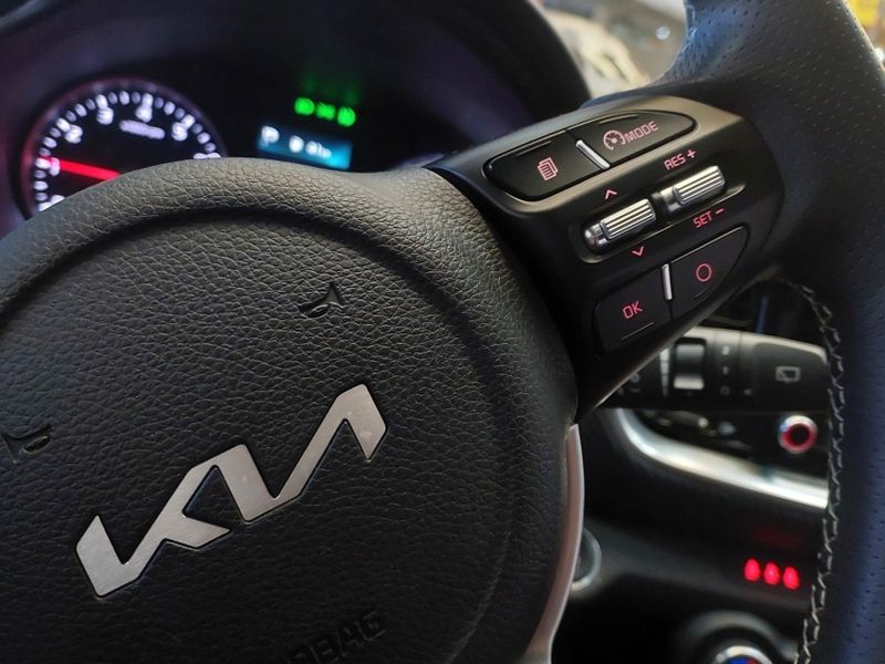 KIA STONIC 1.0 TGDI MHEV SX AUTOMÁTICO 2023/2024 BETIOLO NOVOS E SEMINOVOS LAJEADO / Carros no Vale