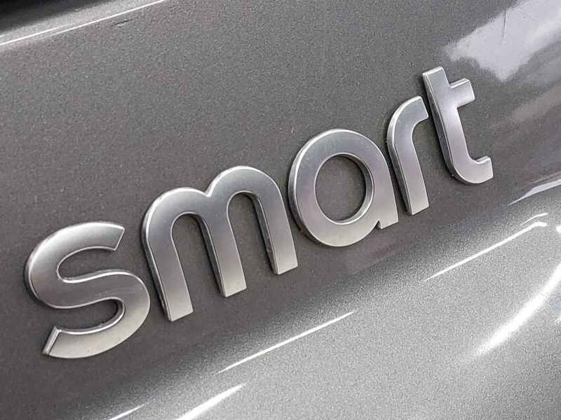 Smart FORTWO 1.0 COUPÉ 3 CILINDROS 12V GASOLINA 2P AUTOMÁTICO 2010/2010 BETIOLO NOVOS E SEMINOVOS LAJEADO / Carros no Vale