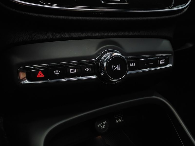 Volvo XC40 1.5 T5 RECHARGE R-DESIGN GEARTRONIC 2021/2021 BETIOLO NOVOS E SEMINOVOS LAJEADO / Carros no Vale