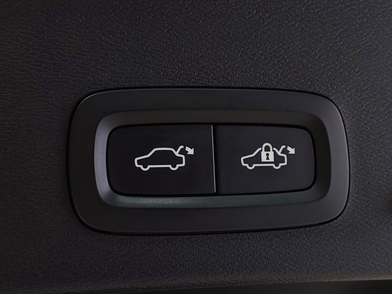 Volvo XC40 1.5 T5 RECHARGE R-DESIGN GEARTRONIC 2021/2021 BETIOLO NOVOS E SEMINOVOS LAJEADO / Carros no Vale