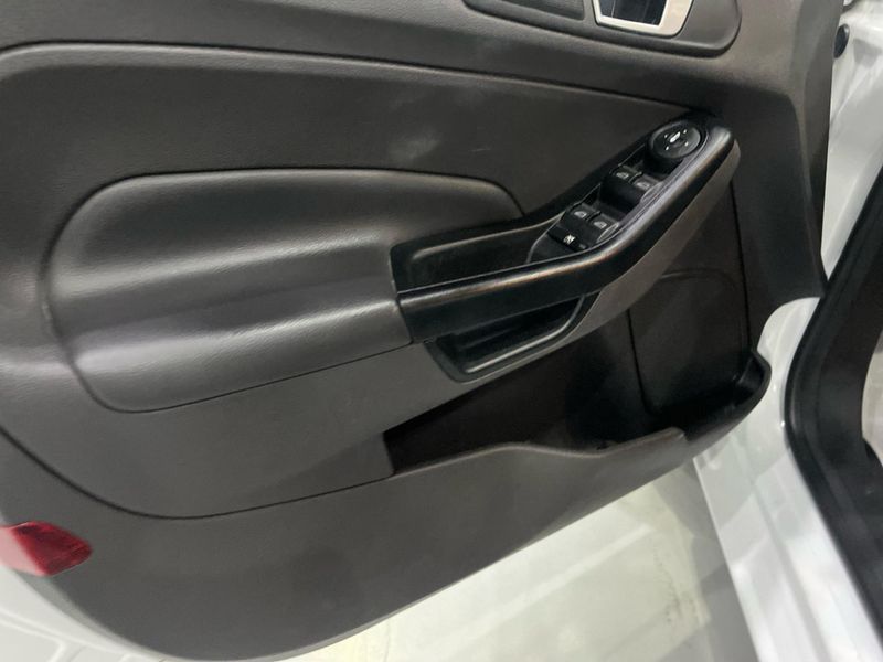 Ford Fiesta 1.6tit 2014/2015 SIM AUTOMÓVEIS ROLANTE / Carros no Vale