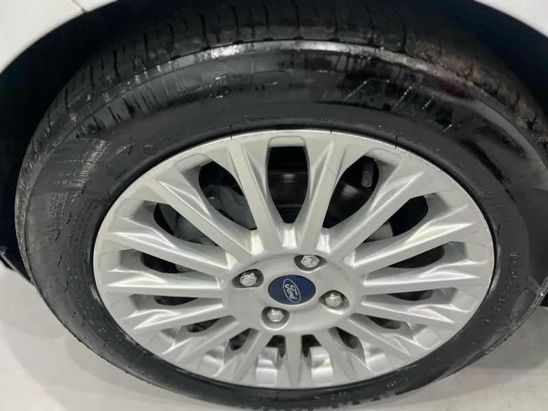 Ford Fiesta 1.6tit 2014/2015 SIM AUTOMÓVEIS ROLANTE / Carros no Vale